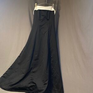 A Fortiori Elegant Black and White Women's formal strapless dress.  Size 7/8